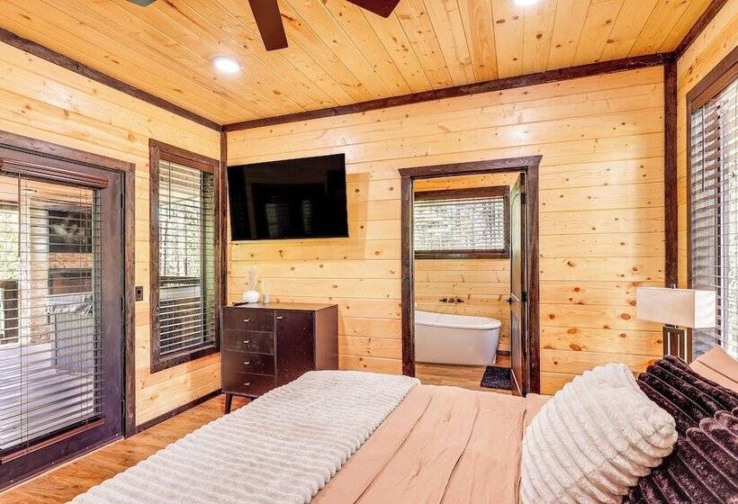Broken Bow Cabin: Hot Tub, Fire Pit & Pet Friendly