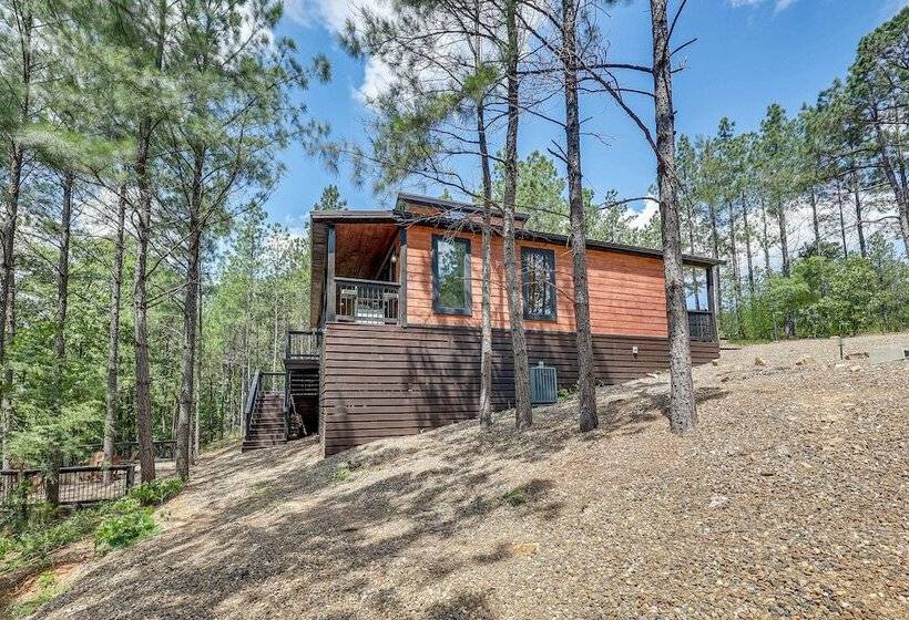 Broken Bow Cabin: Hot Tub, Fire Pit & Pet Friendly