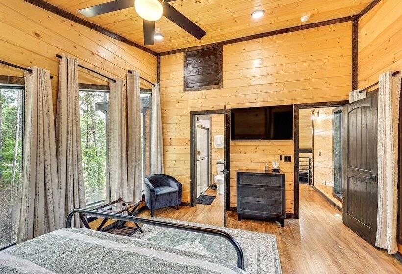 Broken Bow Cabin: Hot Tub, Fire Pit & Pet Friendly