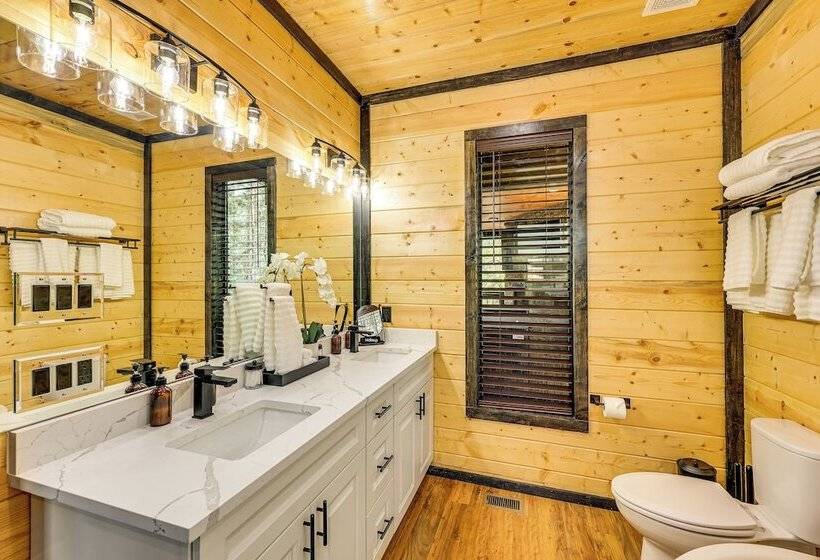 Broken Bow Cabin: Hot Tub, Fire Pit & Pet Friendly
