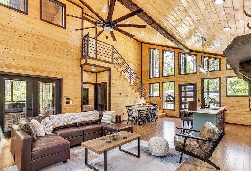 Broken Bow Cabin: Hot Tub, Fire Pit & Pet Friendly