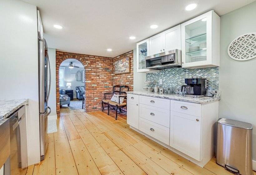 Charming Cavendish Cottage: All Season Retreat!