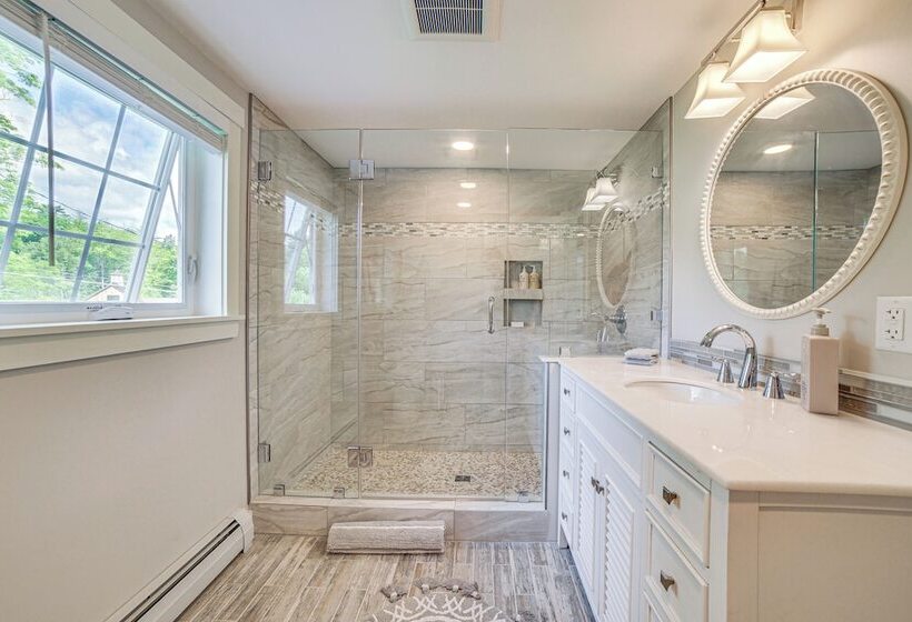 Charming Cavendish Cottage: All Season Retreat!