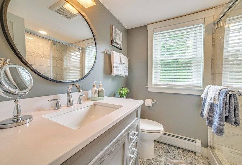 Charming Cavendish Cottage: All Season Retreat!