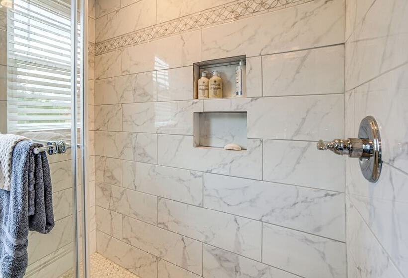 Charming Cavendish Cottage: All Season Retreat!