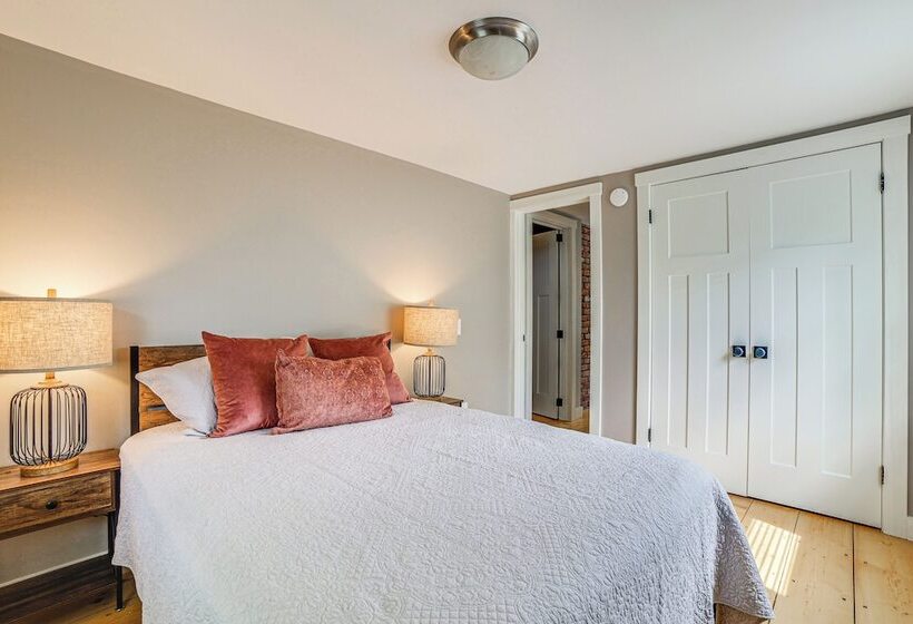 Charming Cavendish Cottage: All Season Retreat!