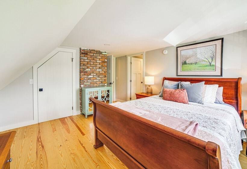 Charming Cavendish Cottage: All Season Retreat!