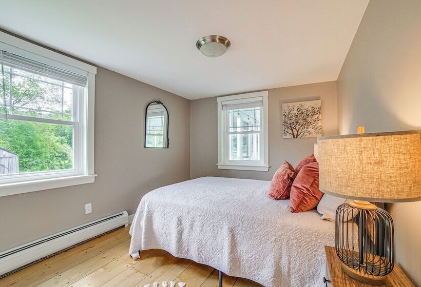 Charming Cavendish Cottage: All Season Retreat!