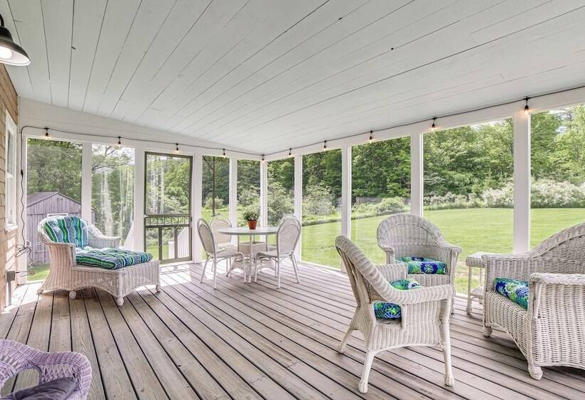 Charming Cavendish Cottage: All Season Retreat!