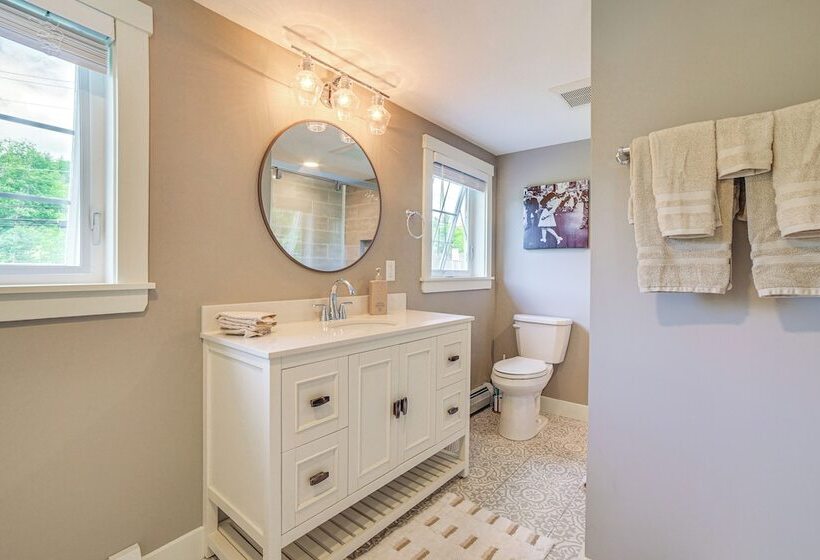 Charming Cavendish Cottage: All Season Retreat!