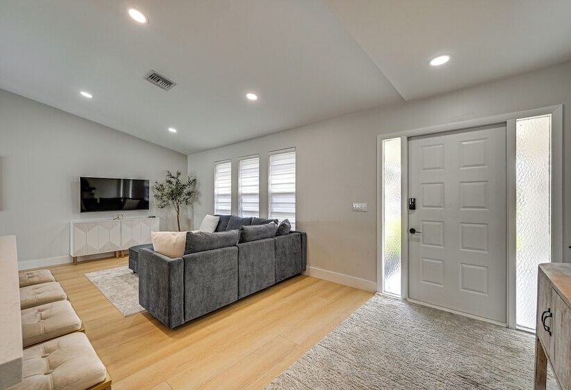 Chic Naples Home W/ Pool & Hot Tub, 4 Mi To Beach!