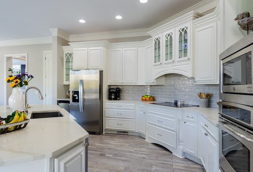 Cobalt Coast By Avantstay 7bdr, Steps From Beach