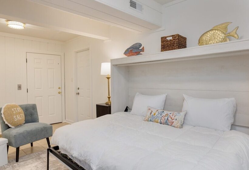 Conch Cottage By Avantstay Walk To Beach, Deck, Fireplace, Outdoor Dining