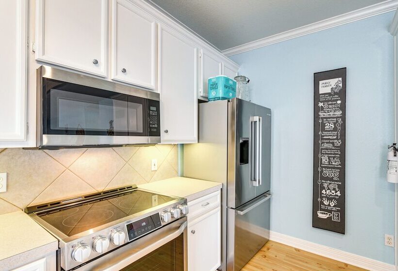 Crystal Beach Home W/ Deck + Ocean Views!