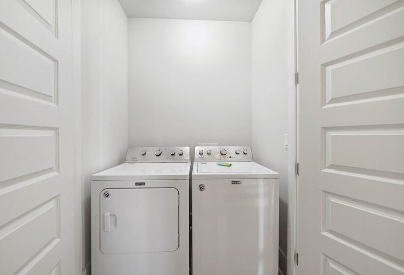 Destin Delight By Avantstay Majestic 3 Story Home Near Beach~wifi~bbq~pets Ok~community Pool Access