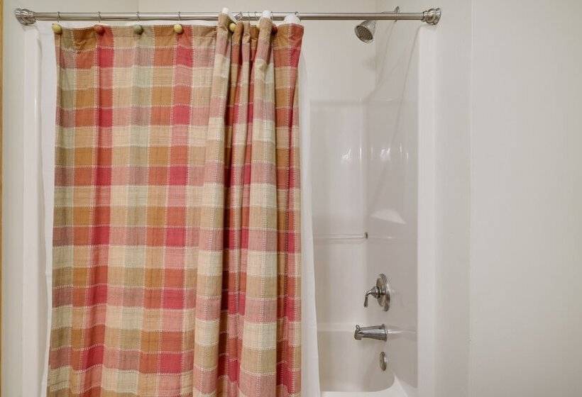 Elk Hollow By Avantstay Lakefront Chalet W/ Game Room & Fire Pit