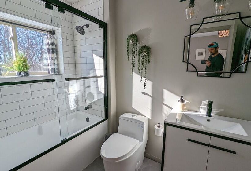 Emerald Bluff By Avantstay Lake Views, Deck, Fire Pit, Game Room