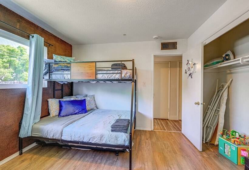 Family Friendly Clovis Home W/ Gas Grill + Patio!