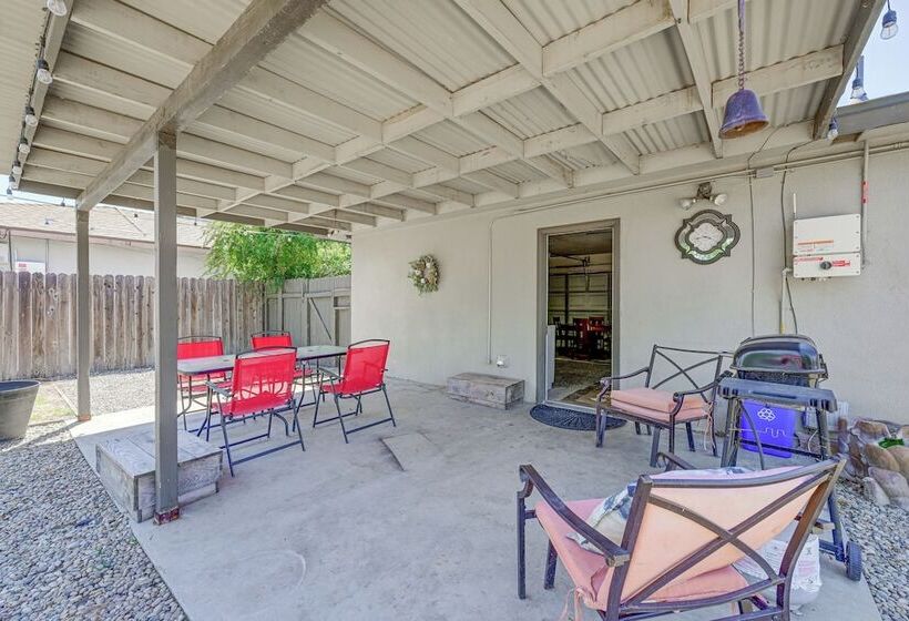 Family Friendly Clovis Home W/ Gas Grill + Patio!