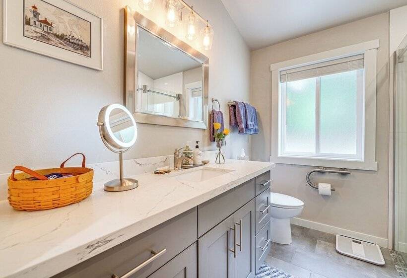 Freeland Retreat   Deck, Fire Pit & Beach Access!