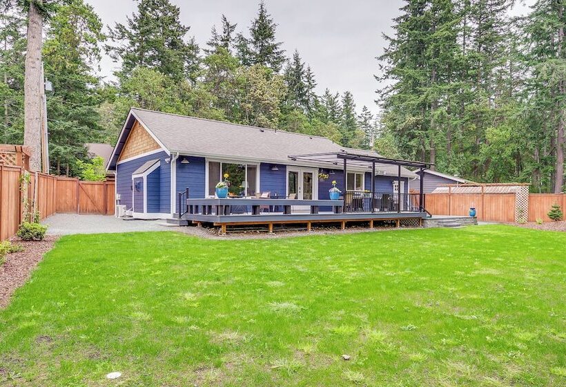 Freeland Retreat   Deck, Fire Pit & Beach Access!