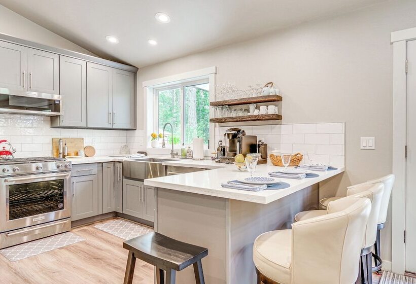 Freeland Retreat   Deck, Fire Pit & Beach Access!