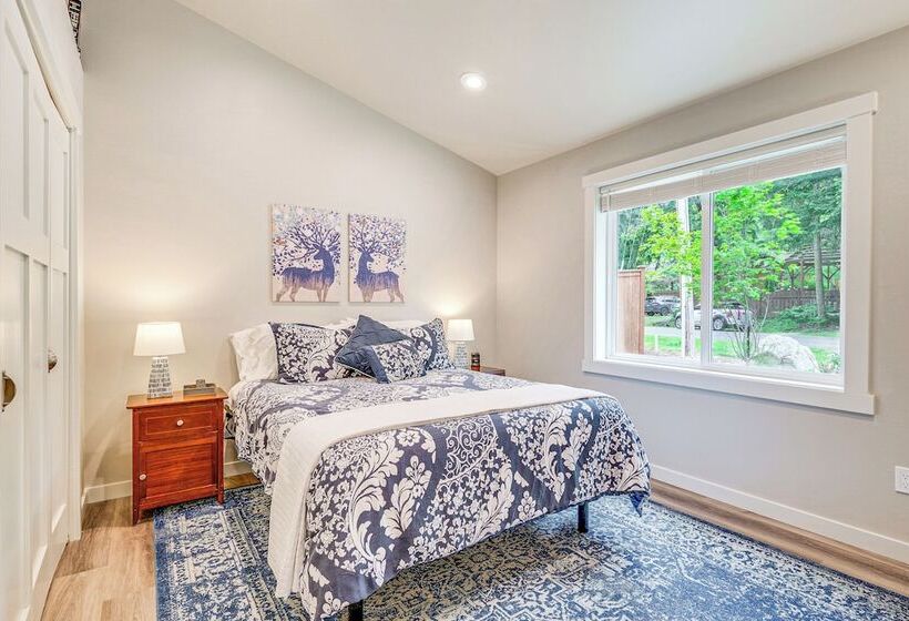 Freeland Retreat   Deck, Fire Pit & Beach Access!