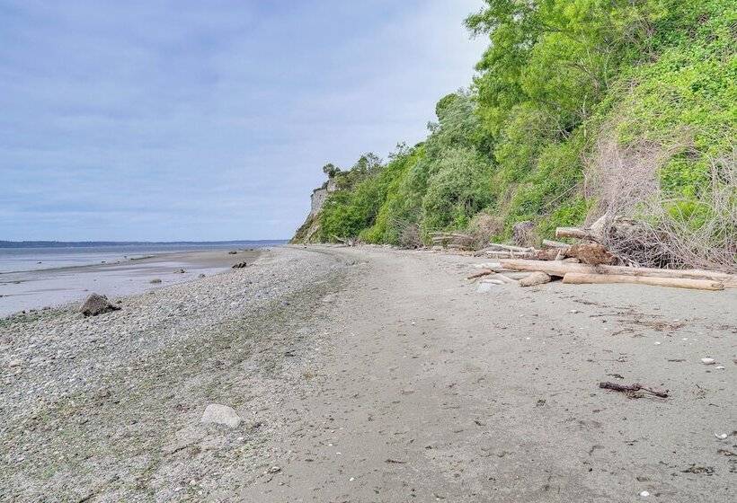 Freeland Retreat   Deck, Fire Pit & Beach Access!