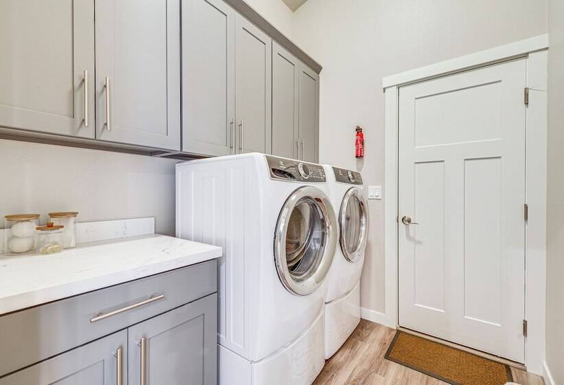 Freeland Retreat   Deck, Fire Pit & Beach Access!