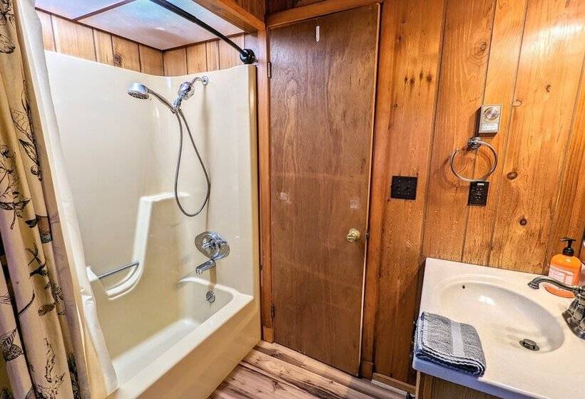 Hickory Cabin By Avantstay Firepit, Hot Tub, Game Room, Great Location