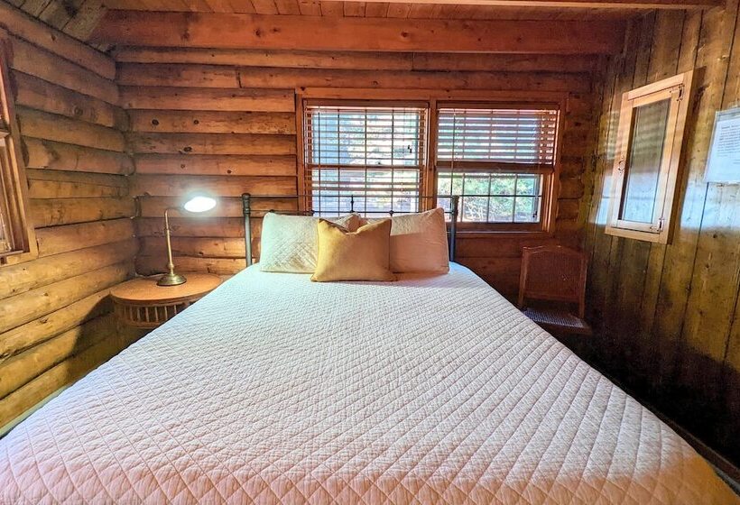 Hickory Cabin By Avantstay Firepit, Hot Tub, Game Room, Great Location