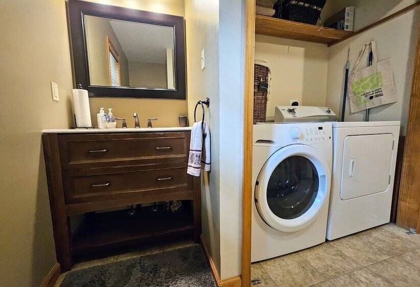 Hickory Haven By Avantstay Hot Tub, Game Room, Theater, Deck