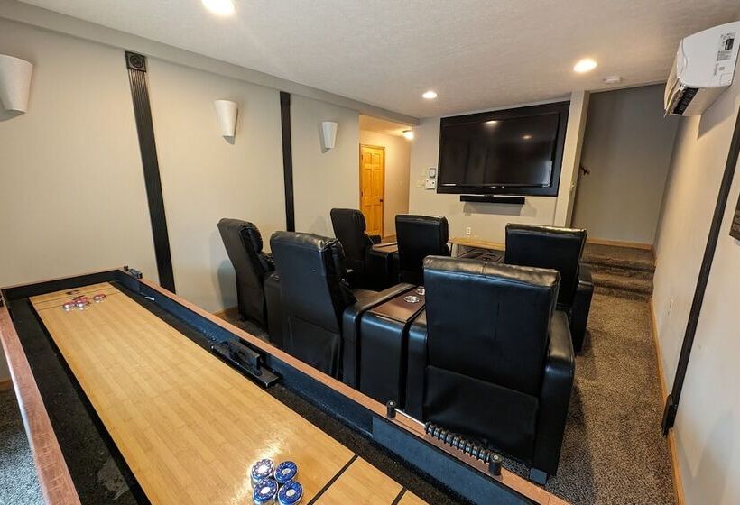 Hickory Haven By Avantstay Hot Tub, Game Room, Theater, Deck