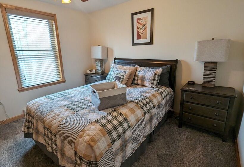 Hickory Haven By Avantstay Hot Tub, Game Room, Theater, Deck