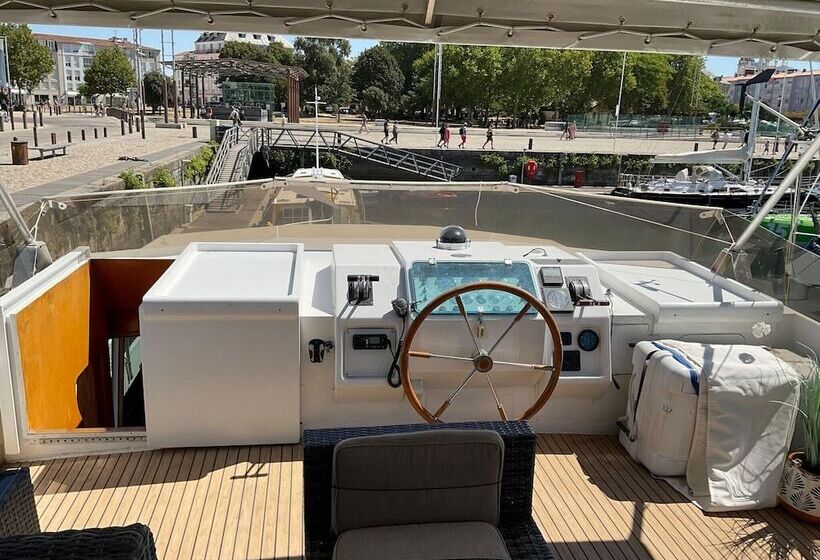 בית מלון כפרי Attractive Yacht With Roof Terrace