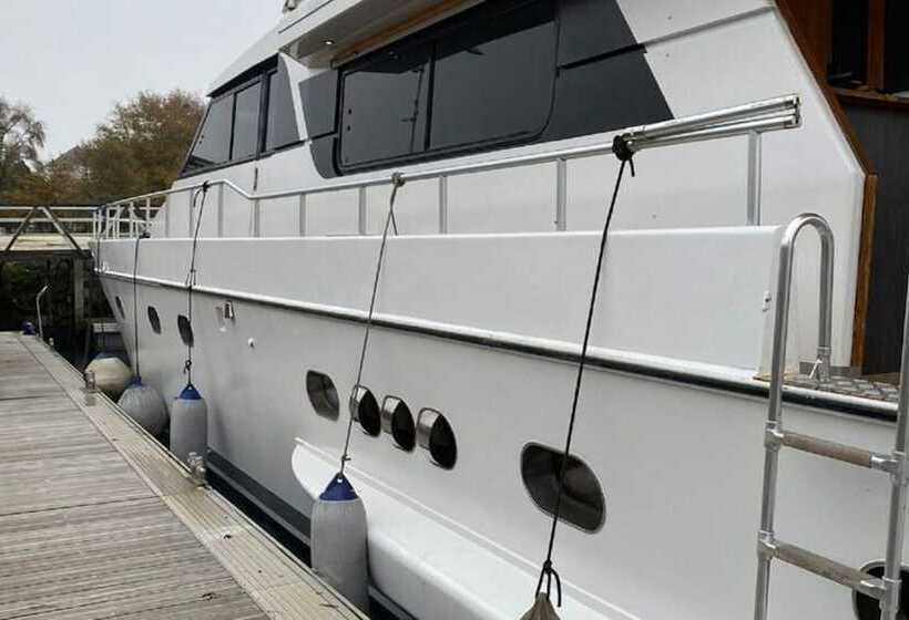 בית מלון כפרי Attractive Yacht With Roof Terrace