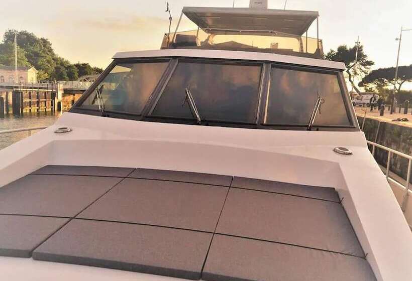 בית מלון כפרי Attractive Yacht With Roof Terrace