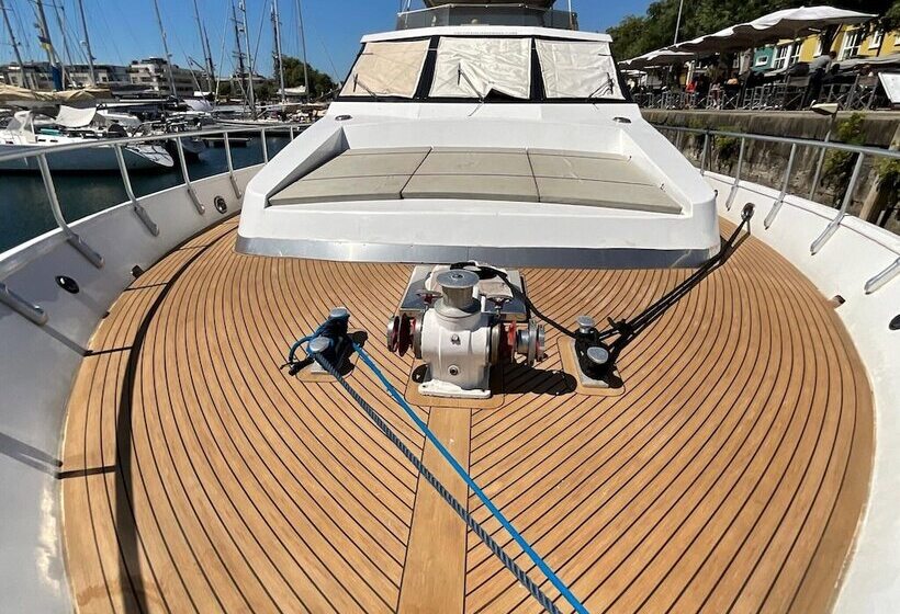 בית מלון כפרי Attractive Yacht With Roof Terrace