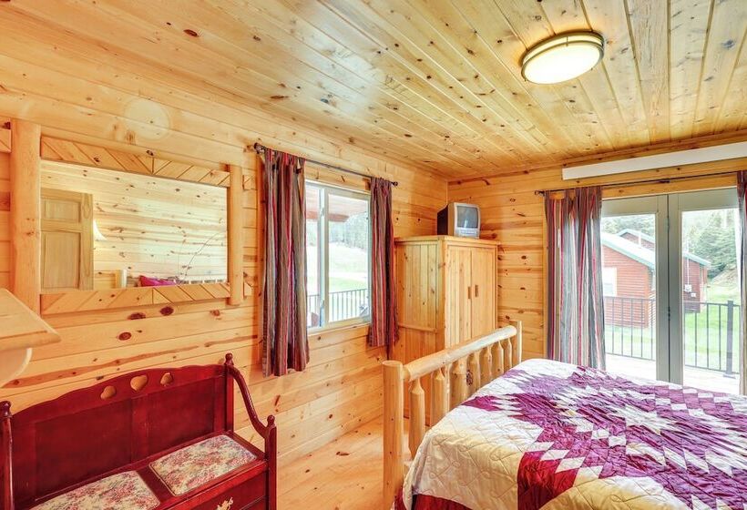 Wraparound Deck & Grill: Deadwood Cabin