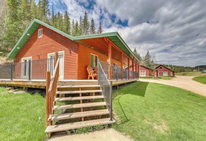 Wraparound Deck & Grill: Deadwood Cabin