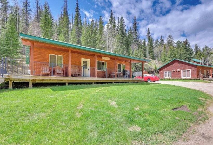 Wraparound Deck & Grill: Deadwood Cabin