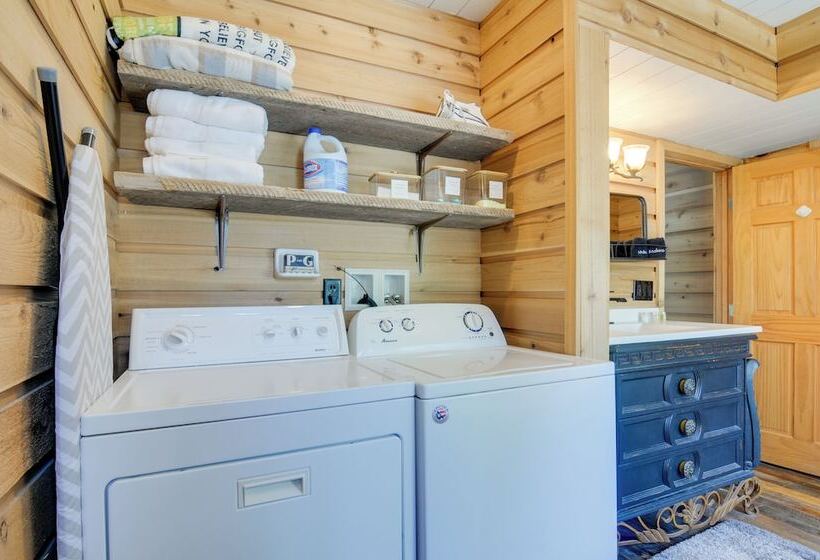 Inviting Utah Cabin W/ Spacious Deck + Fireplace!