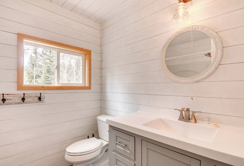 Inviting Utah Cabin W/ Spacious Deck + Fireplace!