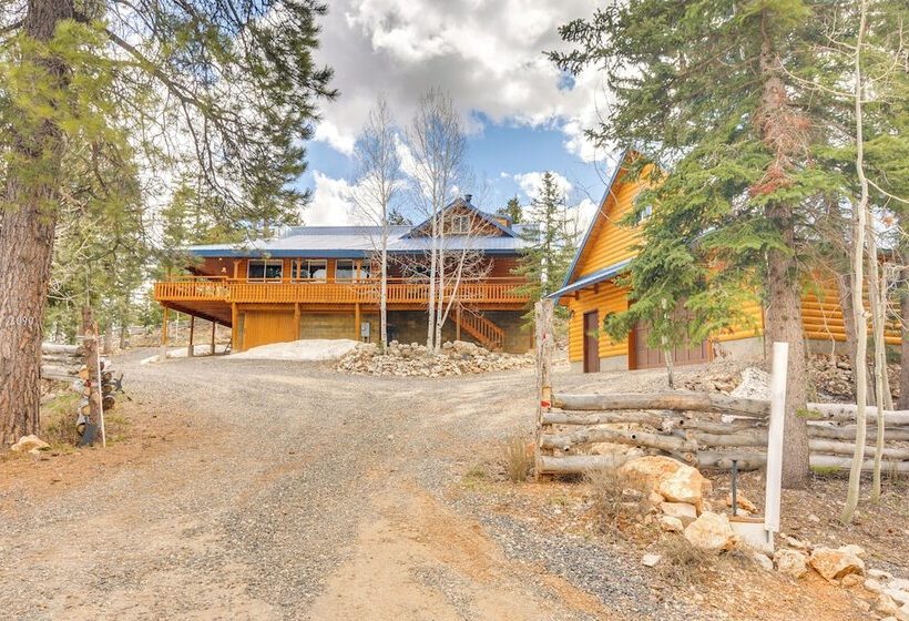 Inviting Utah Cabin W/ Spacious Deck + Fireplace!