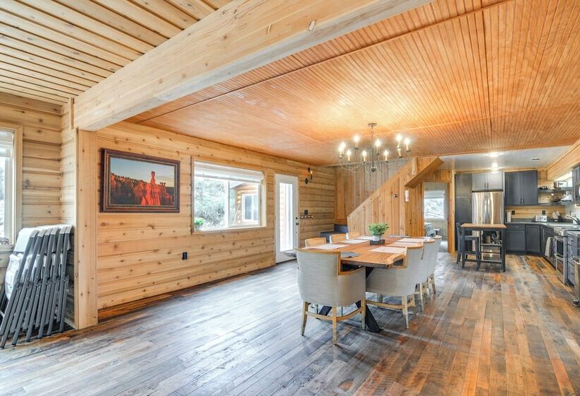 Inviting Utah Cabin W/ Spacious Deck + Fireplace!