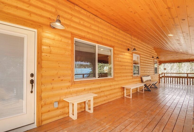 Inviting Utah Cabin W/ Spacious Deck + Fireplace!