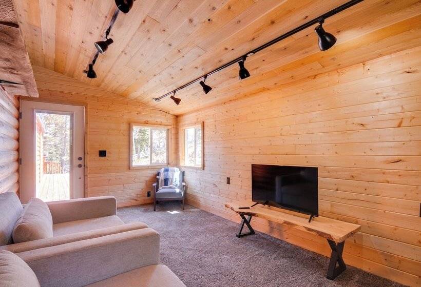 Inviting Utah Cabin W/ Spacious Deck + Fireplace!