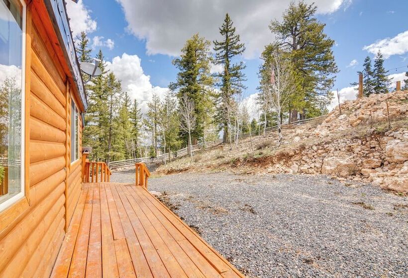 Inviting Utah Cabin W/ Spacious Deck + Fireplace!