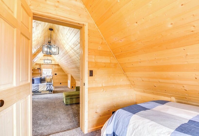 Inviting Utah Cabin W/ Spacious Deck + Fireplace!