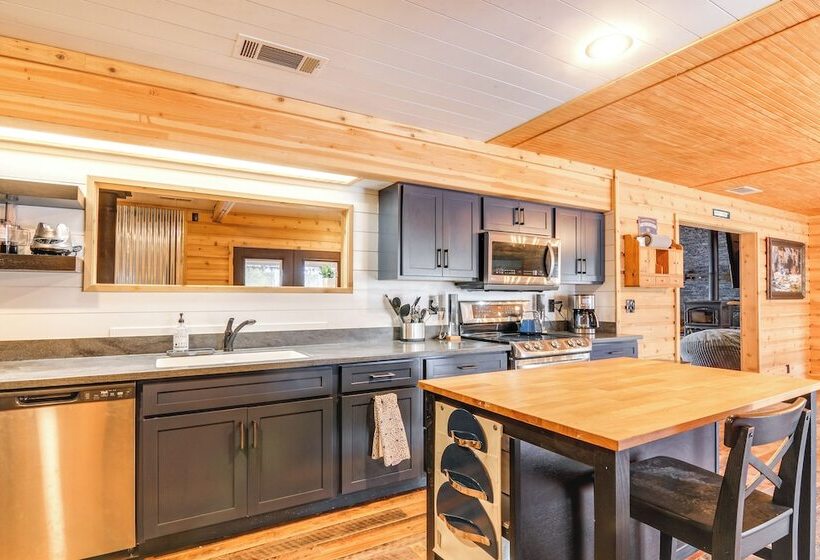 Inviting Utah Cabin W/ Spacious Deck + Fireplace!